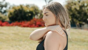 Back pain, particularly between the shoulder blades, is a common complaint that affects individuals of all ages. The intricate network of muscles, bones, and nerves in the upper back can be susceptible to various issues, leading to discomfort and pain.